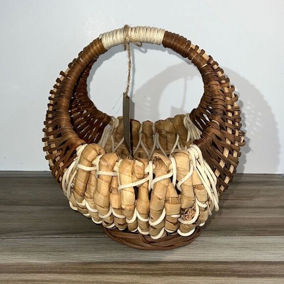 Artisan Woven From Natural Vines And Fibers From The Philippines Great for Eggs - Picture 1 of 8